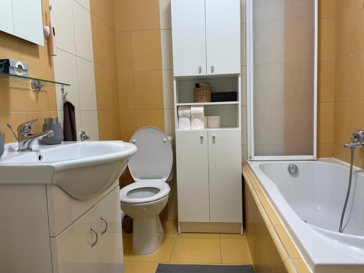 Cozy Apartment Near The City Center Χράντεκ Κράλοβε Εξωτερικό φωτογραφία